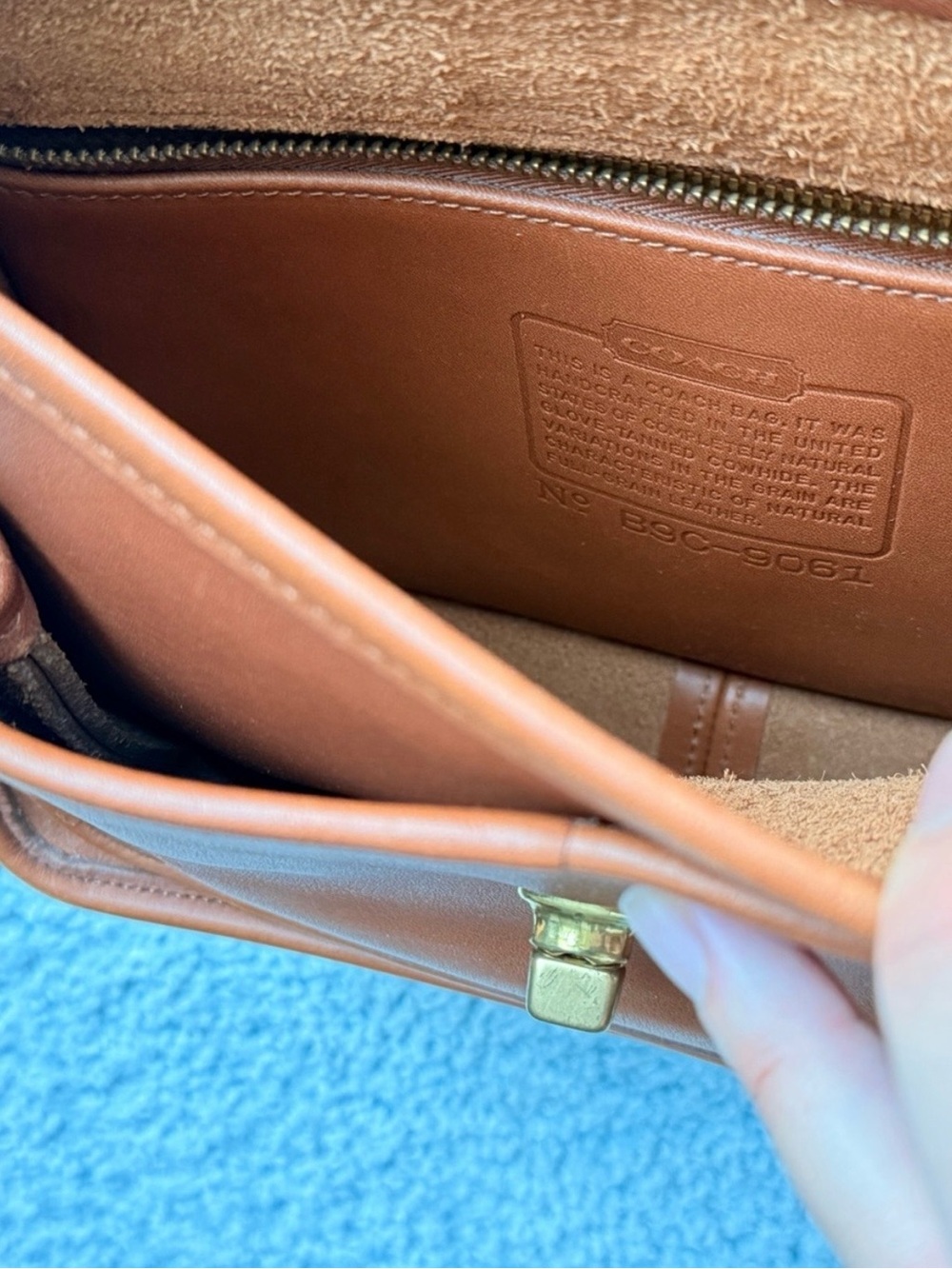 Vintage Coach Rambler’s Legacy 9061 – Like New - Picture 8 of 11